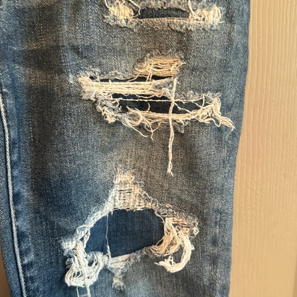 American Eagle -NWOT- size 6- destroyed jeans - super stretch - Picture 2 of 6